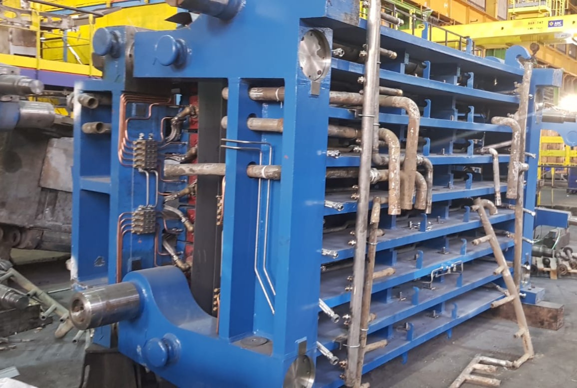 Continuous casting roll cage structure